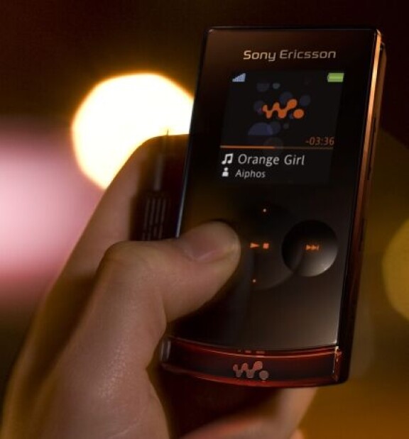 W980: Vikbar Walkman med 8 GB