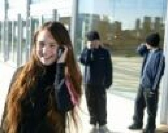 Skolelever behandlas för mobilberoende