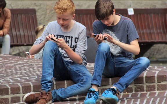 Svenska myndigheter: Sociala medier farliga för individen och hela samhället