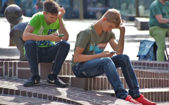 Barn och äldre – så kan de få mobilabonnemanget billigare