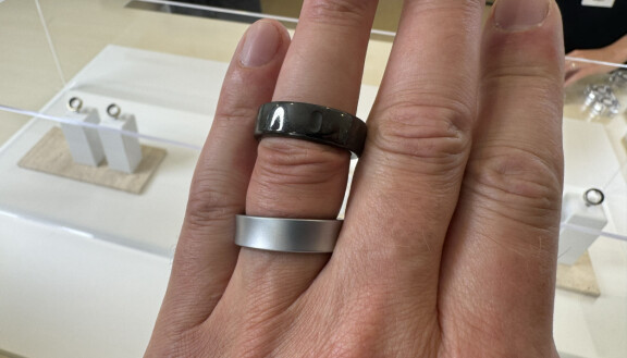 Ouras ring i svart och Samsung Galaxy Ring nedanför på samma finger i silver.