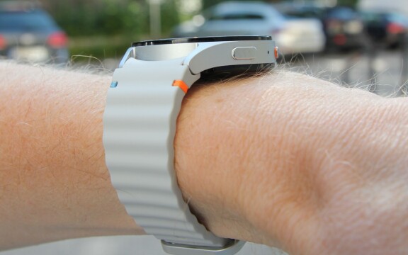 Kan man ladda Galaxy Watch 7 med mobilen?
