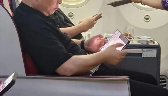 Mystisk dubbelvikt Huawei-mobil på bild