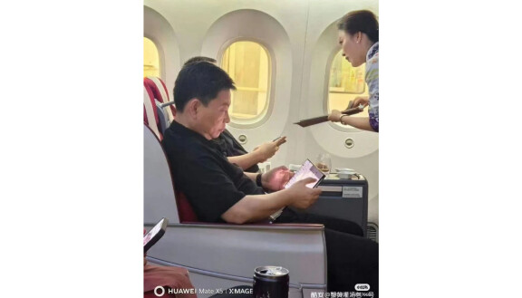 Mystisk dubbelvikt Huawei-mobil på bild