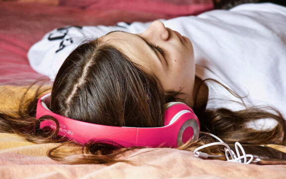 Sova med hörlurar kan vara farligt