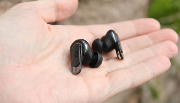 Test: JBL Tour Pro 3 – Lyxheadset späckat med funktioner