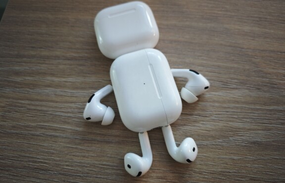 Airpods 4-fodral som huvud och Airpods Pro-fodral som kropp får här illustrera storleksskillnaden