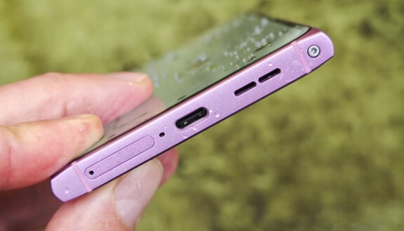 Öppna här. Skruven i botten låter dig öppna och byta ut skärm, batteri och usb-c-kontakt.