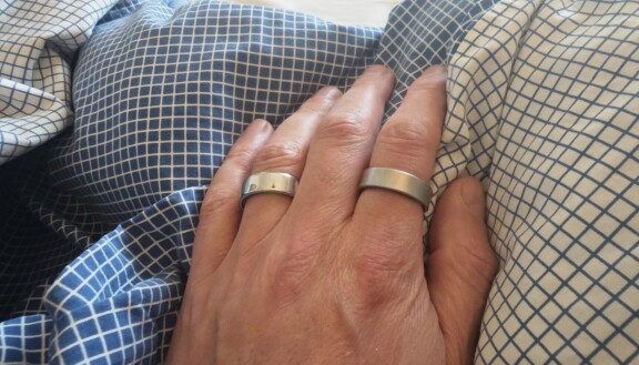 Oura Ring 4 till vänster och på pekfingret till höger Samsung Galaxy Ring