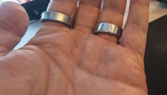 Ringarna ska båda bäras med det lilla märket riktat mot handflatan, för bästa mätning. Det händer dock lätt att båda ringarna roterar lite under användning eller när du till exempel tvättar händerna.