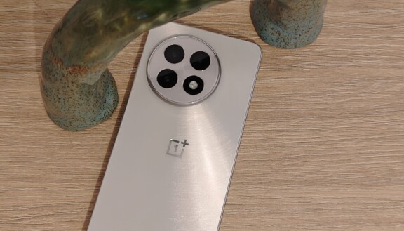 Test: Oneplus 13R – Billigare och bara steget under de bästa