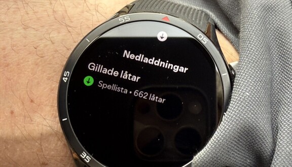 Appar som Spotify finns så jag kan lyssna på musik direkt till ett par hörlurar på löprundan utan att ha mobilen med.
