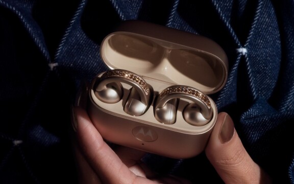 Här är Motorolas smartklocka och nya glitterlurar: Motorola Watch Fit och Buds Loop