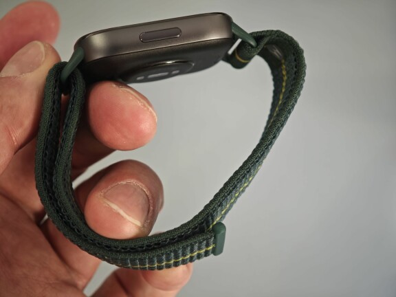 Här är Motorolas smartklocka och nya glitterlurar: Motorola Watch Fit och Buds Loop