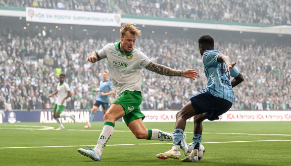 Hammarbys Victor Eriksson och Djurgårdens Tokmac Nguen under fotbollsmatchen i Allsvenskan mellan Hammarby och Djurgården den 13 april 2025 i Stockholm.