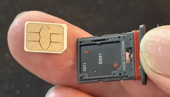 Simkortsluckan är en av de krångligaste vi varit med om att öppna