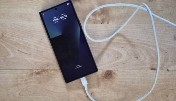 Efter 24 timmar behöver både telefon och klocka laddas.