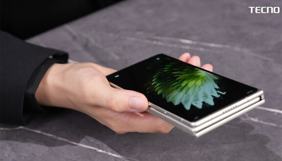 Tecno visar tunnaste dubbelvikta mobilen