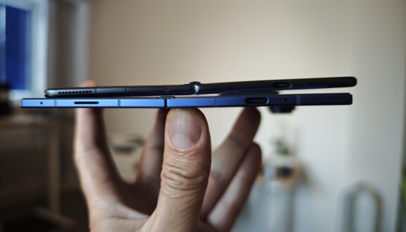 På bilden Samsung Galaxy Z Fold 7 och Honor Magic V3, den vikbara som är aktulla just nu i Sverige