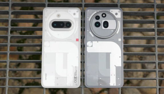 Nothing Phone 3a Pro, till höger, verkar få en uppföljare.
