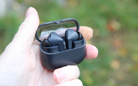 Test: Samsung Galaxy Buds 3 FE – Billigare men ändå riktigt bra