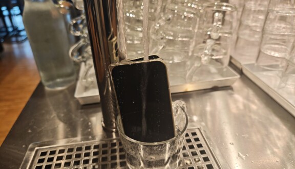 Pixel 10 Pro Fold är tålig enligt IP68 för både vatten och damm, ovanligt för vikbara.