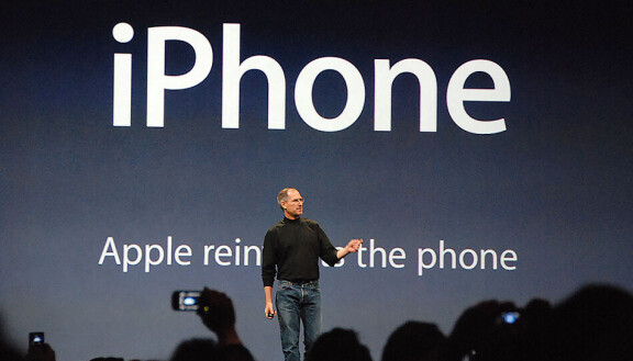 Steve Jobs presenterade första Iphone år 2007.