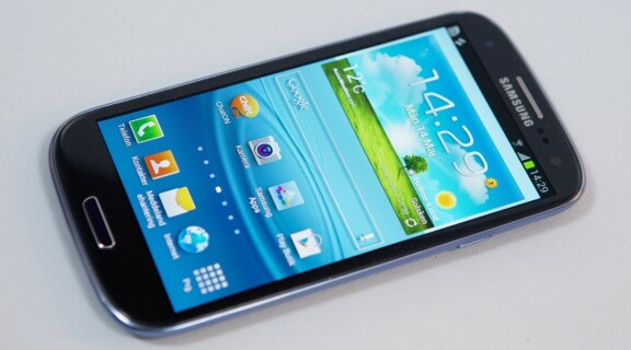 Samsung Galaxy S3 kommer i två versioner, en vit och en blå.