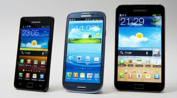 Galaxy S3 omgiven av Galaxy S2 till vänster och Galaxy Note till höger