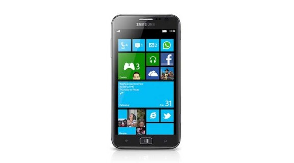 Senare under kvällen lyckades Samsung slå Nokia på fingrar och lanserade världens första Windows Phone 8-lur. Ativ S är dubbelkärnig telefon med en högupplöst Super AMOLED-skärm på 4,8 tum.