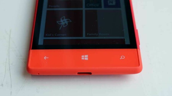 Underdelen på Windows Phone 8S går att ta loss. Här kan du sedan placera ett microSD-kort.