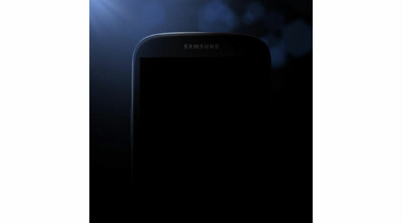 Tidigare i veckan twittrade Samsung ut denna datorgenererade bild inför lanseringen av Galaxy S 4. Uppmärksamma Androidfans lade snabbt märke till att den avbildade enheten bland annat saknar videosamtalskamera och sensorer ovanför skärmen.