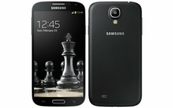 Galaxy S4 i svart - och med baksida i fuskläder