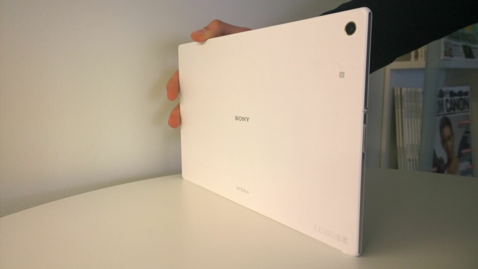 Z2 Tablet är endast 6,4 mm tunn och väger 426 gram, vilket gör den lättare än till exempel Ipad Air som väger 469 gram.