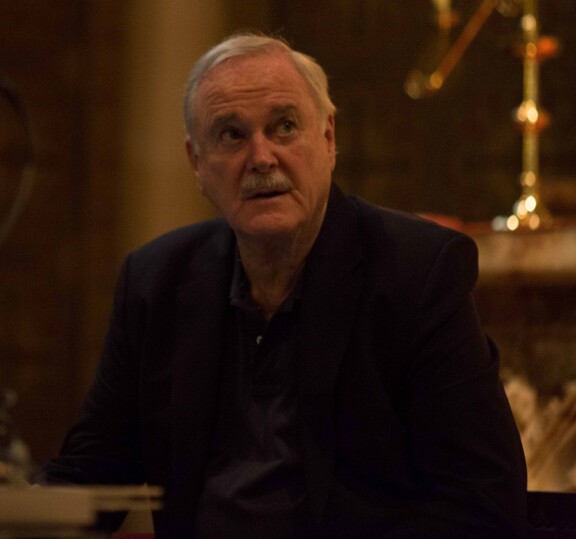 Foto: Bruce. John Cleese gör comeback både genom återförening med Monthy Python och genom en mobilapp baserad på en av komikergruppens populäraste sketcher - Ministry of silly walks.