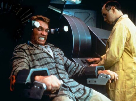 I filmer som Strange Days och Total Recall visas en tänkt framtid där du kan köpa minnen av upplevelser, för att själv uppleva. Du köper helt enkelt en semesterresa, till exempelvis Mars, pluggar in den i armen, upplever den och kanske mår du också bra, även om den här bilden från Total Recall talar ett annat språk.
