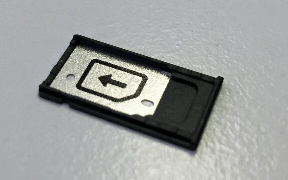 SIM-kortshållaren har uppgraderats från tunn och ranglig plast till en betydligt stabilare plast/metallhistoria.