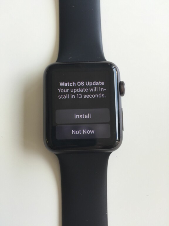 Uppdateringen till Watch OS 1.0.1 gav Apple Watch stöd för svenska som språk.