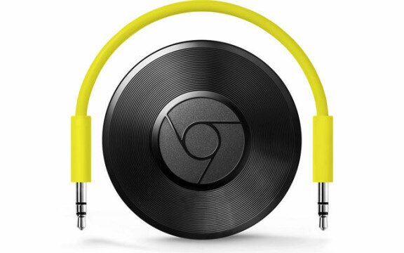 På samma sätt som Apples nya Apple TV klarar Chromecast-appen av att söka efter innehåll åt dig inuti appar för att du inte ska behöva gå in i varje enskild och rota efter det du vill se. Samtidigt läggs funktionen Fast Play till, som innebär att Google föreslår och i vissa fall förhandsladdar material som tjänsten tror att du skulle vilja titta på. Chromecast Audio För dig som bara vill strömma musik då? Där introducerar Google Chromecast Audio. Även den enheten går loss på dryga 300 kronor och delar designen med sin videobroder. Du pluggar in enheten till en befintlig stereo som inte är uppkopplad för att göra den just uppkopplad, lite som olika Bluetooth-enheter gjort tidigare. Precis som vanliga Chromecast agerar den här enheten bara brygga, medan du sköter strömmandet genom din telefon eller platta. Googles egen Play Music, Spotify, Pandora och Rdio är först ut med stöd för enheten.