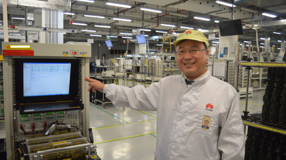 Xue Yongbo som är “Director of supply chain cyber security office” visar runt i fabriken.