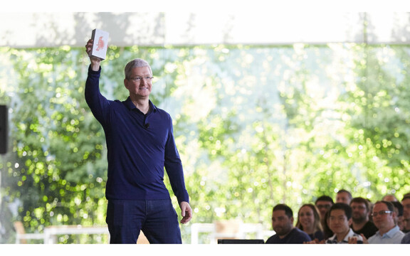 Apples VD Tim Cook med Iphone nummer 1.000.000.000.