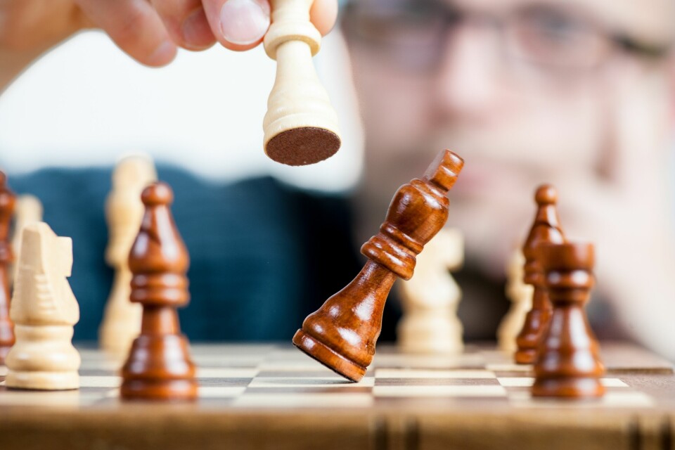 För att avgöra och mäta människors respektive maskiners intelligens har schack använts, bland annat när IBM:s dator Deep Blue ställdes mot Garri Kasparov.