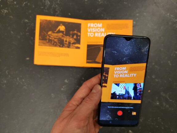 Bok med AR-funktioner i kombination med telefonen följer med. Och en kraftfullare laddare.