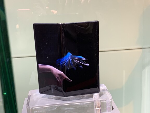 En lite närmare titt på vikbara Huawei Mate X med 5G