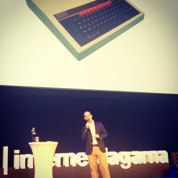 Eben Upton och en bild på en BBC Micro.