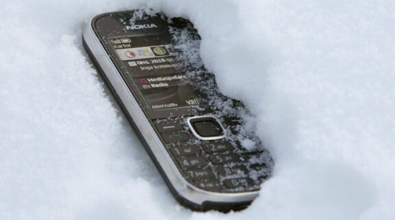 En Nokia 3720 Classic under ett av Mobils egna tålighetstest.