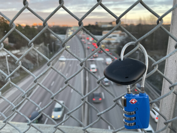 Vi lämnar Galaxy Smarttag på en gångbro över Essingeleden, Sveriges mest trafikerade väg.
