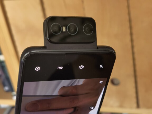 Test: Asus Zenfone 8 Flip – Tar sin egen väg
