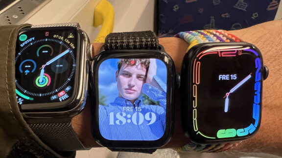 Apple Watch med från vänster series 5, 6 och sist 7.
