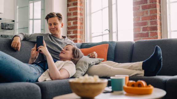 Välj den perfekta mobilen under granen i år